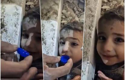 Snimka obišla svijet: Dječak (2) u ruševini bio zaglavljen 44 sata, vodu mu donijeli u čepu
