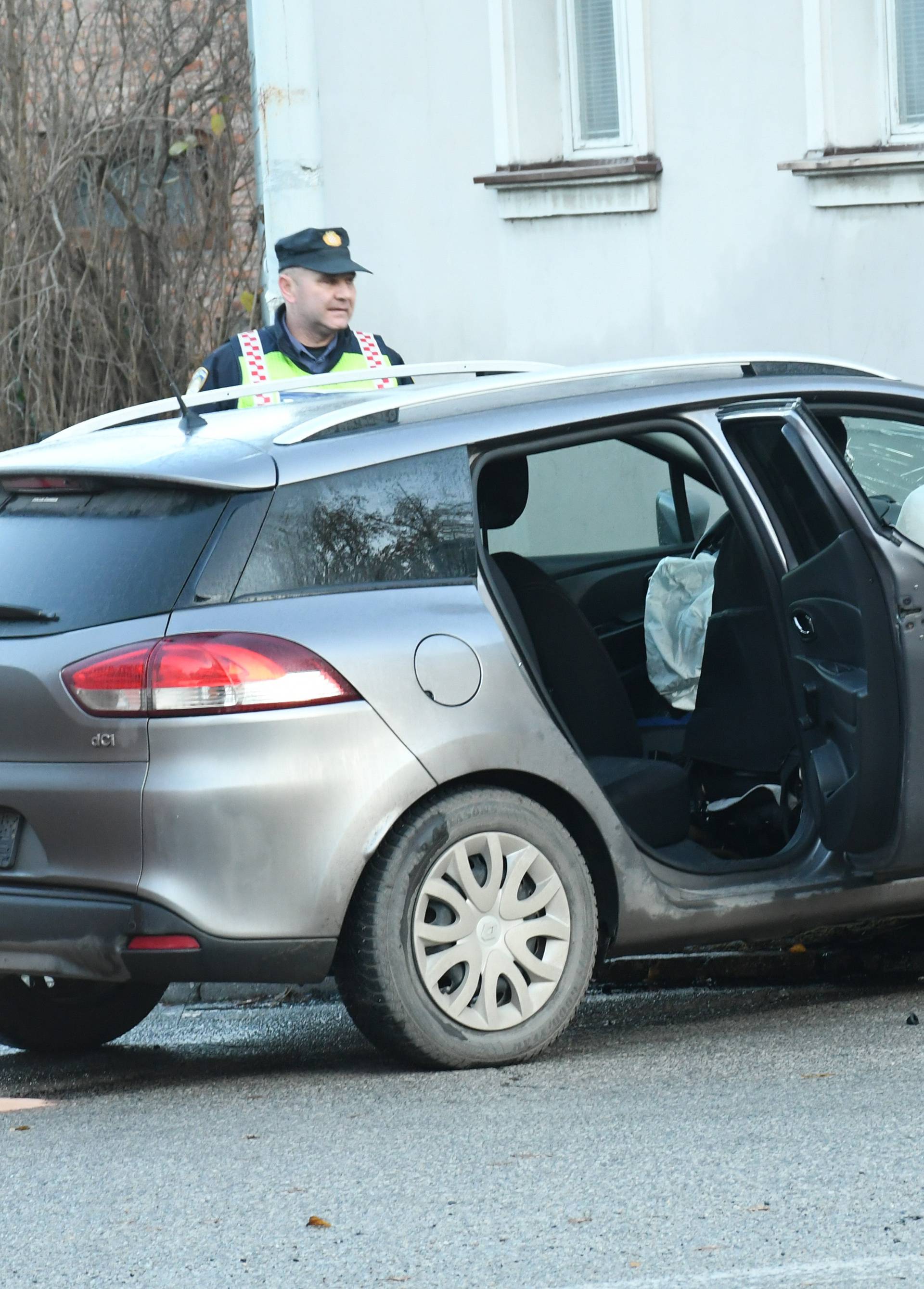 Automobil se zabio u autobus i stup: Dvoje ljudi je  ozlijeđeno