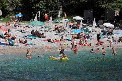 FOTO Prekrasna plaža Peharovo u Lovranu već  je prepuna turista