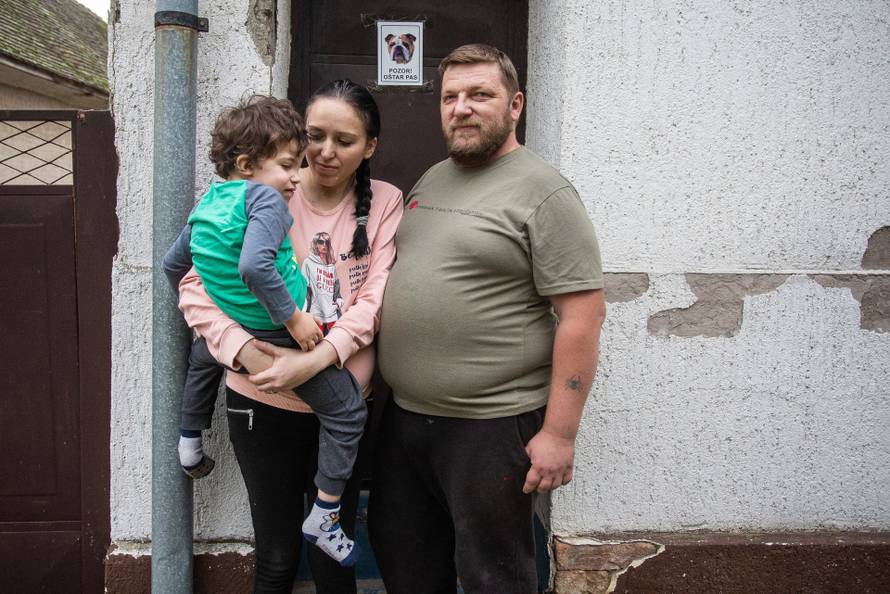 Andrej (3) živi u kući od blata punoj miševa: Teško govori i hoda, a mama ima epilepsiju