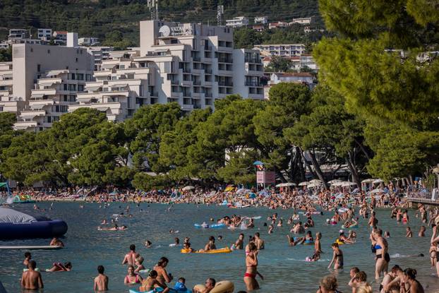 Makarska:  Gužva na glavnoj plaži u Makarskoj