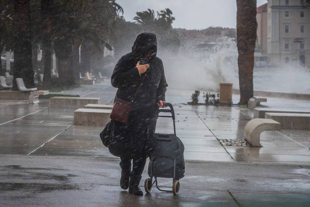 Split: Orkansko jugo potopilo rivu te stvaralo probleme u pomorskom prijevozu