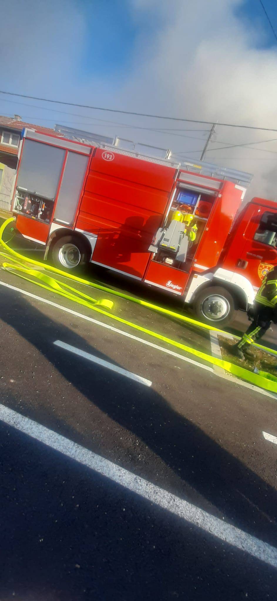 Buknuo požar na kući u Dugom Selu, vlasnik zadobio opekline