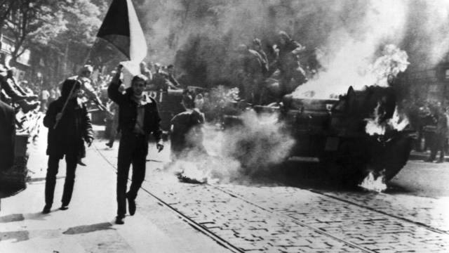 srpen 1968, rozhlas, VinohradskÃÂ¡ tÃâ¢ÃÂ­da, tank, hoÃâ¢ÃÂ­, vlajka, vlajkonoÃÂ¡