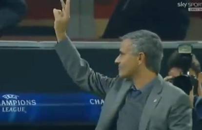 Mourinhov pozdrav s tri prsta: Luzeri, ja imam tri krune, a vi? 