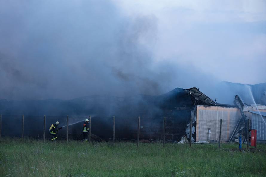 AndrijaÅ¡evci: Izgorjela Pikova farma svinja, stradalo 1000 svinja?