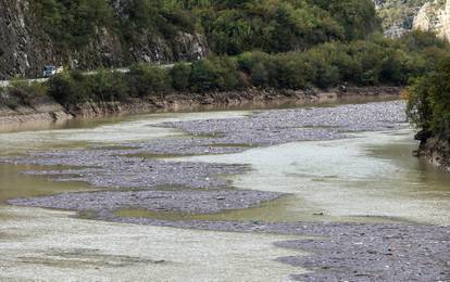 FOTO Evo kako izgleda Neretva: Smeđom rijekom pluta smeće