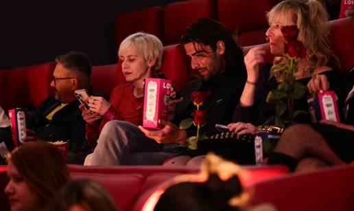 FOTO &Scaron;ime Elez izme&dstrok;u dvije plavu&scaron;e, a nijedna nije &Scaron;uput