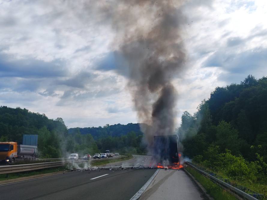 VIDEO Buktinja na autocesti A1: Gori prikolica šlepera, prekinut promet, ogromna je kolona