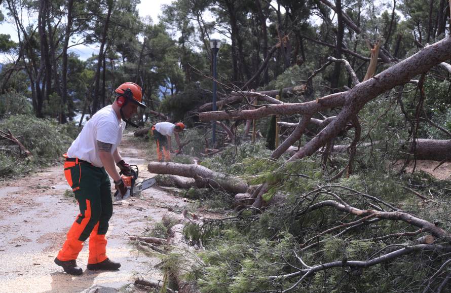 Posljedice velikog nevremena u Splitu, Marjan oštećen i zatvoren za građane