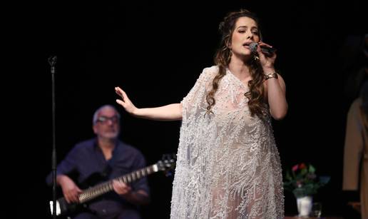 FOTO Zvijezda 'Kumova' Ana Ur&scaron;ula Najev u prozirnoj haljini zapjevala u &ccaron;ast glazbenih diva