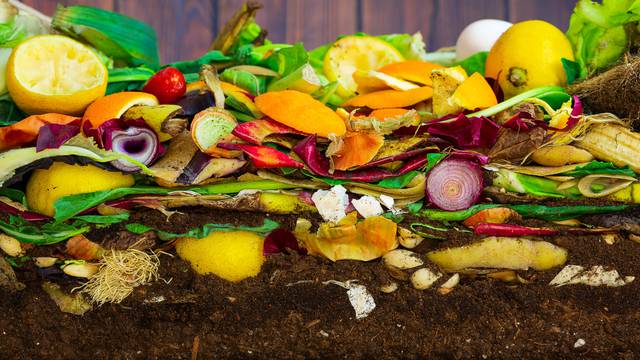 Ostatke svježe hrane iskoristite za kompost: Smanjit ćete otpad
