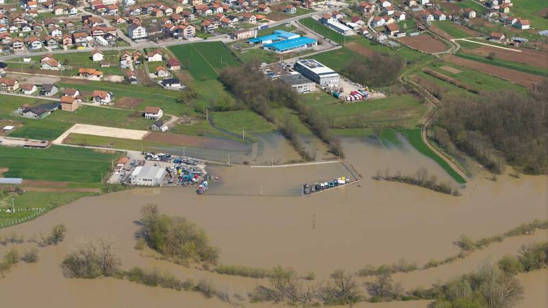 FOTO Izvanredno stanje u BiH na području Gračanice: Rijeka Spreča izlila se iz korita
