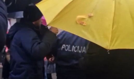 VIDEO Frka u Rijeci: Pogledajte gužvu i naguravanje molitelja kojeg je kasnije odvela policija