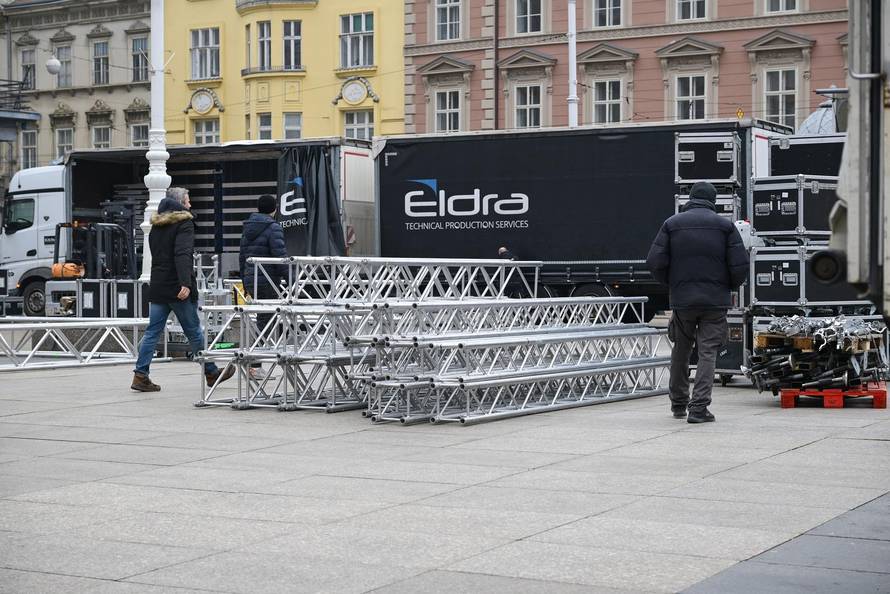 Zagreb: Postavljanje bine na glavnom Trgu gdje će biti organiziran doček rukometaša