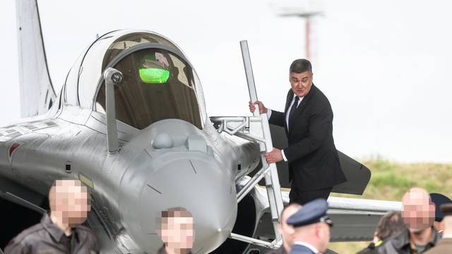 
Zagreb: Predsjednik Zoran Milanović pregledao Rafale i popeo se na jednog