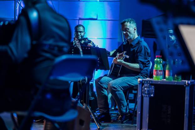 Vela Luka:  Koncert Nine Bardić i Acustic benda povodom manifestacije Trag u Beskraju