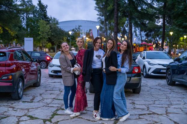 Zadar: Fanovi čekaju početak koncerta Jakova Jozinovića