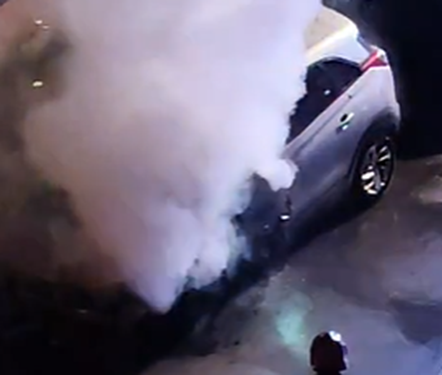 EKSKLUZIVNA SNIMKA Ovako je gorio auto zamjenice županijske državne odvjetnice u  Sl. Brodu!!