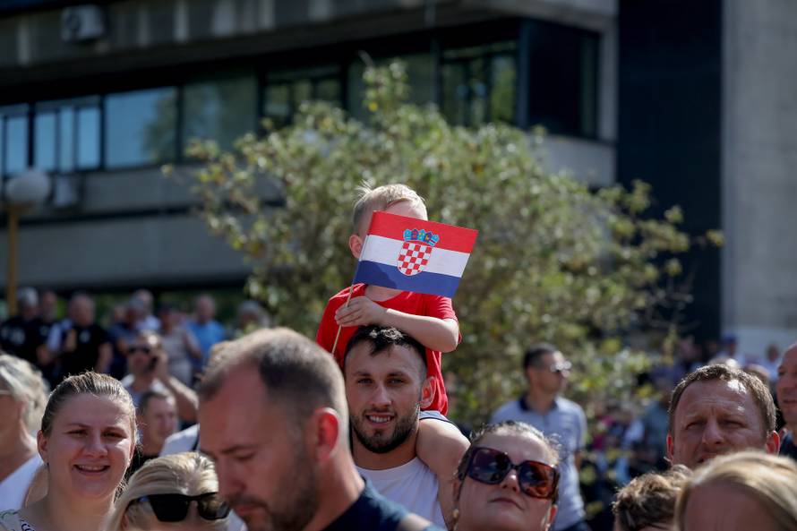 Zagreb: Građani se okupljaju duž trase vojnog mimohoda