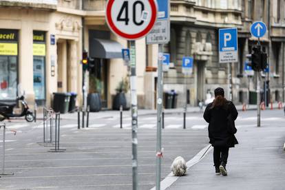 Zagreb: Prohladno i promjenjivo vrijeme navelo je građane na topliju odjeću