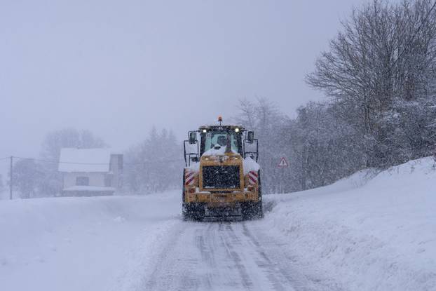 U Vrhovinama i Babinom Potoku palo je oko 50 do 80 cm snijega 