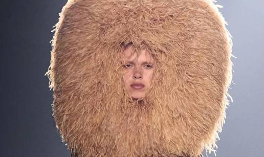 FOTO Najluđa revija u Parizu: Trebamo probušiti bradavice i objesiti haljine na ringove?!?!