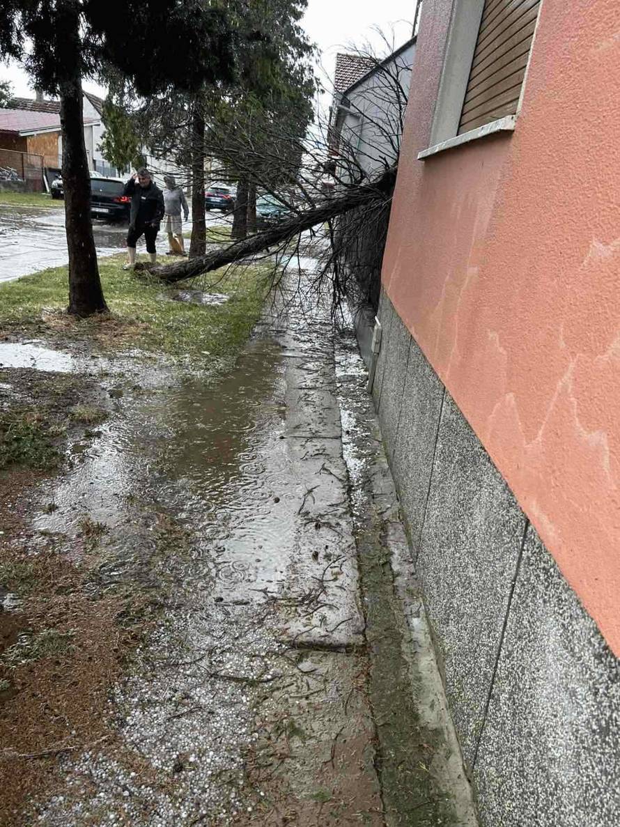 VIDEO Strašna oluja u Slavoniji, padala nagla tuča: 'U životu nisam vidjela ovo nevrijeme'