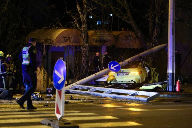 Zagreb: Prometna, BMW-om srusio semafor