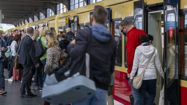 Reduction of fuel taxes and launch of the 9-euro ticket