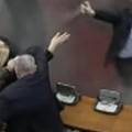 Lude scene iz Srbije! Zastupnik je suzavcem špricao trudnu kolegicu. Bore se za život bebe?