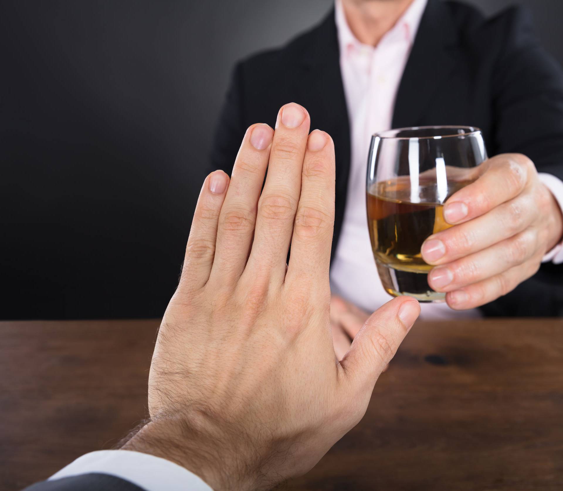 Evo kako alkohol prije vođenja ljubavi utječe na 'muški ponos'