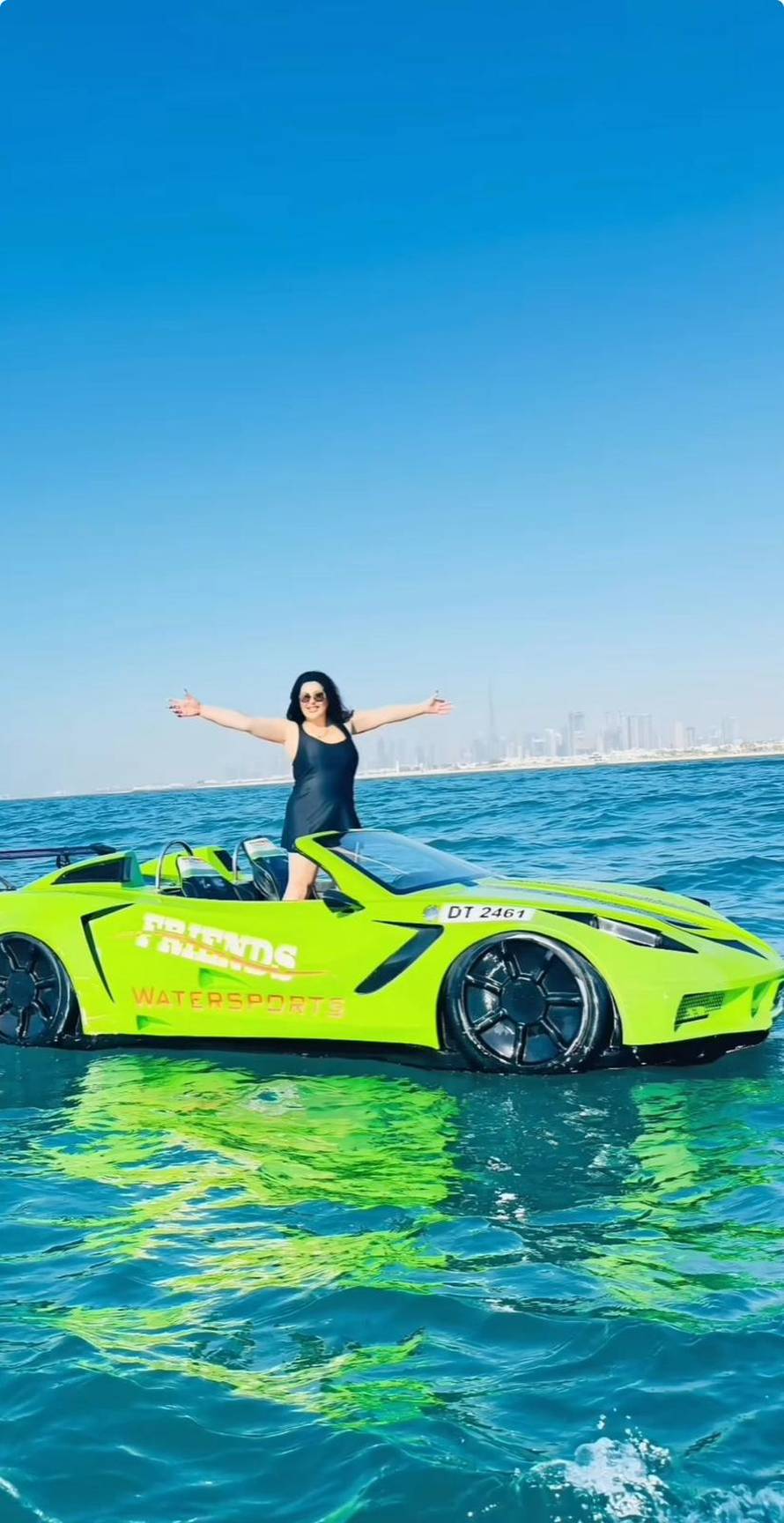 Dragana Mirković u Dubaiju juri 'autom' po vodi: Sa Sekom pila poseban 'zlatni' cappuccino...