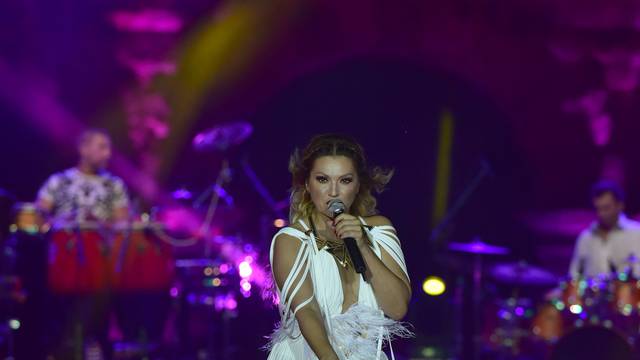 Nina Badrić je pulski koncert 'začinila' neobičnim kostimom