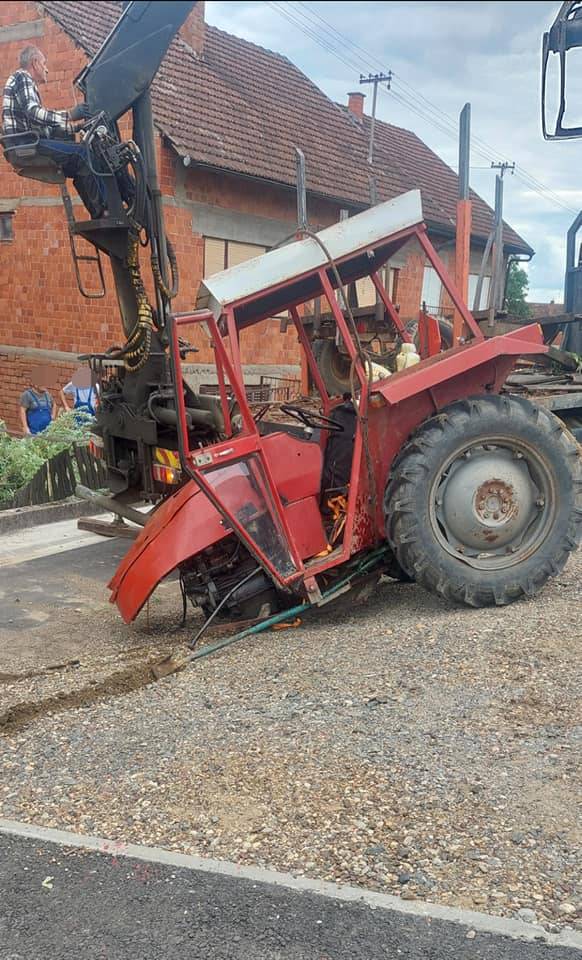 Traktorom sletio s ceste i zabio se u kuću kod Nove Gradiške: Vozač teško ozlijeđen i u bolnici