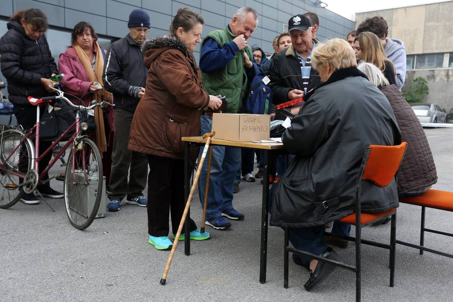 Došli,  vidjeli i  - kupili: Policija rasprodala pronađene artikle