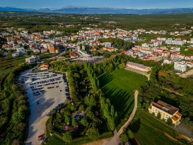 Međugorje: Poslijepodnevna misa ispred crkve sv. Jakova na Uskrs