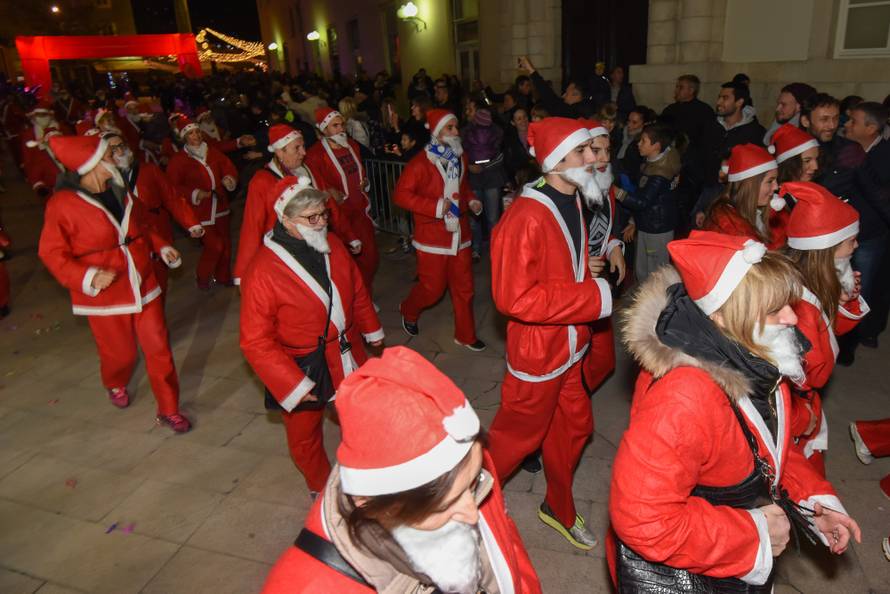 Advent u Zadru: Veseli Djedovi Božićnjaci protrčali su gradom