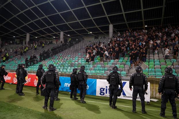 Ljubljana: Armada bakljadom prekinula utakmicu, policija morala isprazniti tribinu
