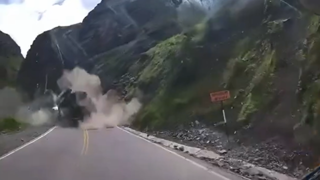 Nevjerojatna snimka iz Perua: Ogroman kamen pao na cestu i zdrobio kamion, vozač preživio