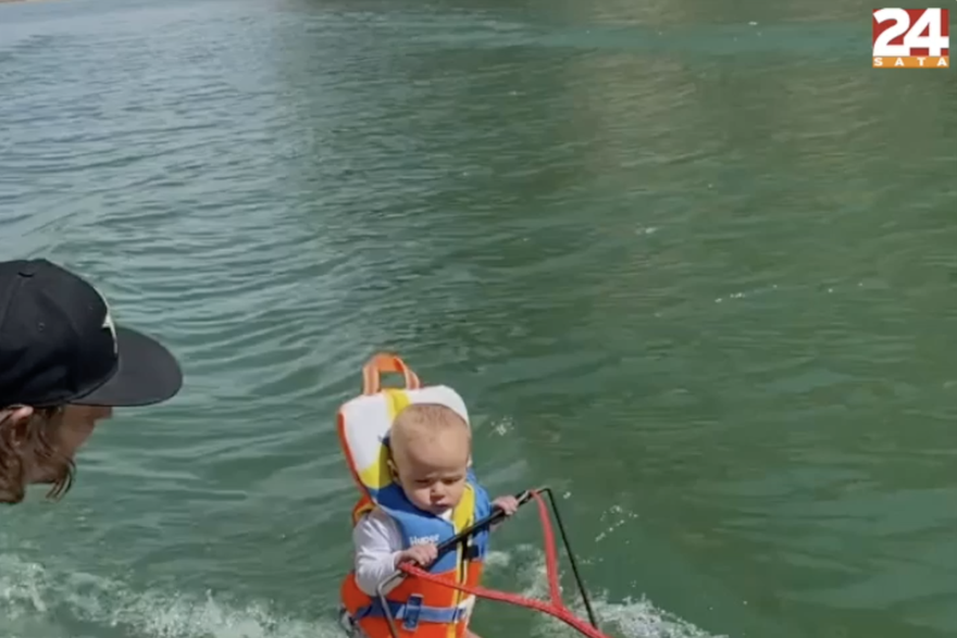 Beba skija na vodi