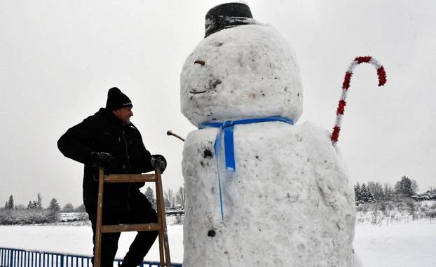 VIDEO Još jedan mega snjegović niknuo u Slavoniji. Visok je tri i pol metra i postao hit u Brodu