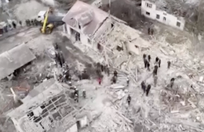 VIDEO Strašne snimke  nakon napada kod Lavova: Iz ruševina izvlače tijela, najmanje 5 mrtvih