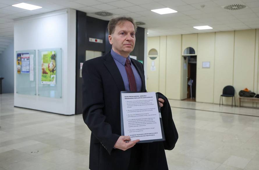 Zagreb: Prosvjednici protiv sisačke farme pilića kod ministra Davida Vlajčića