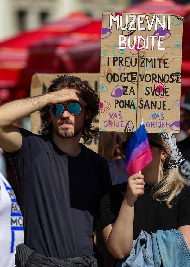 Zagreb: Protuprosvjed moliteljima krunice na Trgu bana Jelačića