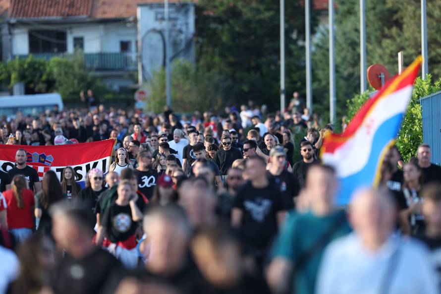 Sinj: Posjetitelji dolaze na hipodrom uoči početka Thompsonovog koncerta