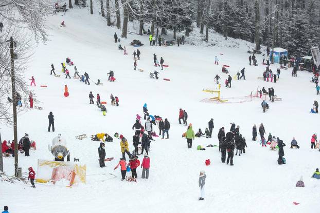 Zagrepčani na Sljemenu uživaju u zimskim radostima