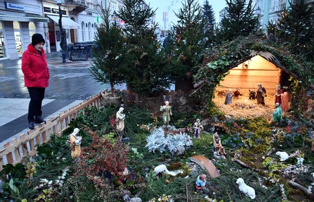 FOTO Ove detaljno izrađene jaslice uljepšale su blagdanski ugođaj u Slavonskom Brodu