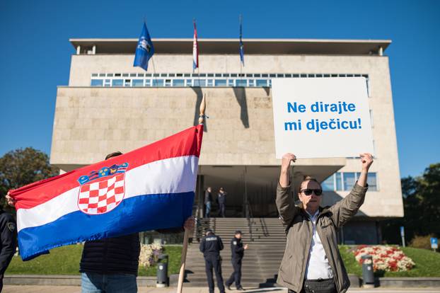 Zagreb: Inicijativa "Karte na stol" organizirala je prosvjed kojim se protive novim formatom zdravstvenog odgoja