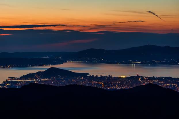Pogled na zalazak sunca i Split
